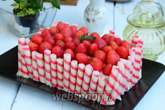 Фото Клубничный торт с банановой прослойкой и вафельными трубочками