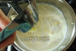 Добавим измельчённый чеснок, соль и все специи по вкусу, и доведём до закипания. Хорошо перемешаем.