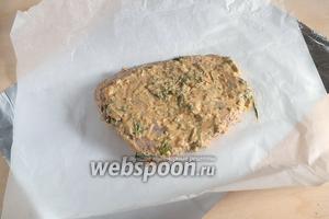Разогрейте духовку до 190°C. Подготовьте кусок фольги. Так как мясо мариновалось с йогуртом, а кислые продукты не слишком полезно соприкасать с алюминием, советую дополнительно обернуть индейку в пекарскую бумагу, лучше вощенную, чтобы бумага не размокла и не порвалась.