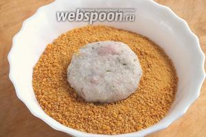 Готовый фарш разделите на котлетки (можно сделать и палочки), хорошенько обваляйте со всех сторон в панировке.
