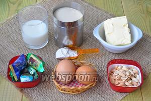 Для выпечки приготовим муку, масло, сахар коричневый, яйца, молоко, разрыхлитель, сироп для смазывания.