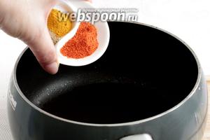 Для заливки оливковое масло хорошо нагреть. Добавить все специи и прогреть их в течение 3 минут, чтобы все вкусы раскрылись. Если будет использована томатная паста, то она добавляется на этом этапе и разводится водой.