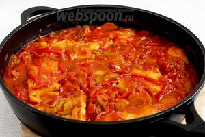 Попробовать соус на вкус. Добавить чего не хватает — соль, сахар и кислота. Через 20 минут огонь выключить и дать рыбе настояться ещё минут 10. В посуде должна остаться жидкость, как соус.