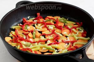 На дно подходящей посуды выложить колечки моркови, часть чеснока, перца сладкого и острого. Чуть посолить.