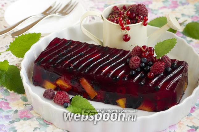 Фото Желе с ягодами и персиками