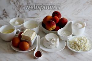 Для приготовления нам понадобятся: персики свежие и абрикосы, мука пшеничная и кукурузная, сахар, соль, разрыхлитель, масло сливочное, ванилин, сыр рикотта, творог и сметана.