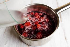Залить ягоды холодной водкой (хорошего качества). Снять появившуюся пену ложкой. Снова поставить на медленный огонь на 15 минут. Ягодная масса загустеет.