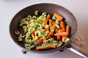 Обжариваем морковку и сельдерей в том же масле, в котором жарили мясо, 5 минут на среднем огне, потом вводим чеснок, и жарим дальнейшие 5 минут.