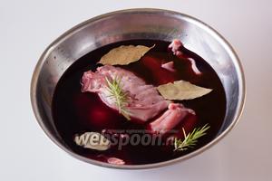 Вымачиваем крольчатину в маринаде из красного вина, лаврового листа и розмарина МИНИМУМ 6 ЧАСОВ. (Следовательно, если готовить на вечер, то начинать нужно с утра, а если на обед — то лучше замочить на ночь).