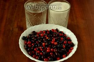 Для приготовления компота нам понадобятся ягоды чёрной и красной смородины, крыжовника, сахар, бутилированная или фильтрованная вода.