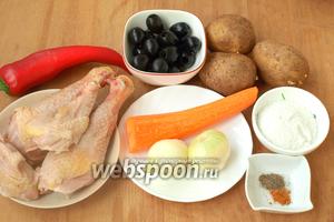 Основные продукты, которые понадобятся нам для супа, это картофель, части курицы, сладкий перец, морковь, лук репчатый, маслины без косточек, соль и перец.