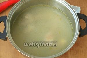 Сварить куриный бульон. Для этого курицу хорошо помыть и залить водой, довести до кипения, снять пену и посолить, убавить огонь и варить до готовности. Лучше взять домашнюю птичку, любые части будь-то крылья, ножки или голени. Мой бульон варился 1 час, так как курица была домашняя.