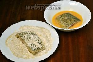Окунаем кусочки рыбы в яйцо, затем панируем в смеси кунжута и муки.