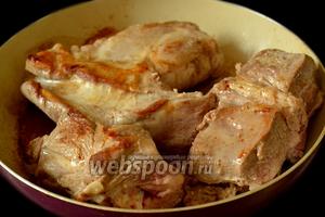 Обжариваем мясо до румяной корочки. Я это делала на сковороде, так как у неё площадь дна шире, чем у мультиварки, а кусочки у меня были не маленькие.