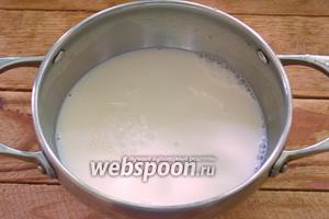 Кастрюлю с толстыми стенками ополосните холодной водой. Влейте все молоко. Поставьте на огонь и, помешивая, дайте закипеть.