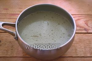 Куриное мясо вынуть из бульона. Остудить. Бульон процедить. Поставьте бульон на огонь и вскипятите. В нём мы будем варить галушки. Если бульон не слишком солёный, посолите его чуть больше, чем вы обычно солите суп. Дайте закипеть.