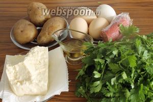 Для картофельного омлета понадобятся отварная картошка, петрушка, сыр, яйца, мука, колбаса, оливковое масло.