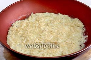 Выложить 3-4 столовых ложки картофельно-яичной массы на разогретую с маслом сковороду, распределяя её, как блинчик, тонким слоем. Обжарить сначала с одной стороны до золотистого цвета. Масса должна схватиться и стать цельной.