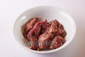 Чеснок продавливаем через чеснокодавку, солим и чесночим мясо и маринуем его приблизительно 1 час.