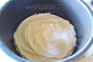 Дно чаши мультиварки смазать сливочным маслом и вылить тесто, разровнять. На этот раз я использовала мультиварку Редмонд М60.