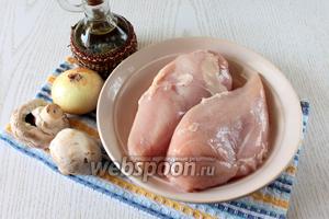 Для приготовления нам понадобятся: куриное филе, шампиньоны, репчатый лук, растительное масло, лавровый лист, соль, перец чёрный молотый и желатин.