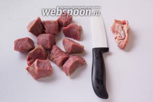 Очищаем мясо от всех плёнок (если они присутствовали) — куски должны быть идеальной мягкости, это — рецепт «быстрого приготовления», никакие жёсткие включения приготовиться не успеют. Режем на куски среднего размера (примерно в половину шашлычных, я бы сказала).