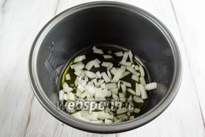 Налить 3 ст. л. оливкового масла в чашу мультиварки (у меня мультиварка Panasonic). Выложить подготовленный лук.