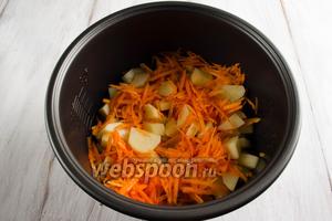Добавить в чашу подготовленный картофель и морковь. Влить горячую воду. Закрыть крышку. Включить режим приготовления «Выпечка». Варить в течение 20 минут.