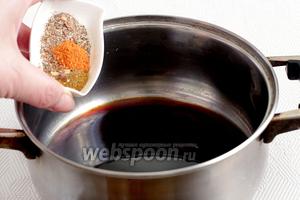 Приготовить маринад для мяса. Соевый соус смешать с растительным маслом, добавить сахар, специи. Осторожно со специями для жарки мяса, там содержится соль. Соевый соус лучше взять средней концентрации, обычный.