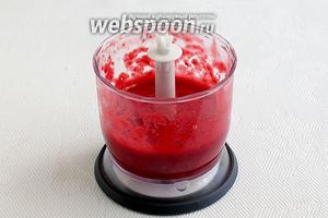 Охлаждённую малину вымыть и перетереть с сахаром до однородной и пышной массы. Я использовала блендер, который измельчает кофе, почти кофемолку. Получится малиновое пюре.