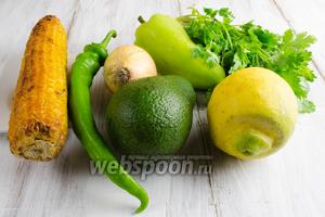 Чтобы приготовить соус, нужно взять: печёную кукурузу, авокадо, перец острый (по вкусу), перец сладкий, лимон, половину луковицы, небольшой пучок кинзы, соль, перец свежемолотый.