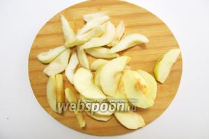 Подготовим наши основные продукты. Яблоки и груши тщательно промоем под проточной водой, обсушим. Очищаем от кожицы, извлекаем сердцевину с семенами. Нарезаем дольками. Если вы хотите, чтобы фрукты были целые, желательно взять твёрдые плоды.