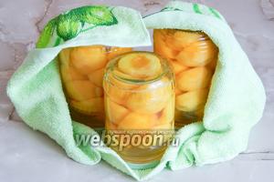 Вот и все! Переворачиваем банки крышками вниз (для последующей стерилизации крышек), укутываем чем-нибудь теплым и даем полностью остыть. Затем переносим банки в погреб, подвал или еще куда-нибудь, где не жарко. Храним для востребования. Приятного аппетита! Заботьтесь о своих любимых - заготавливайте продукты самостоятельно!