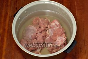 Баранину промываем, кладём в чашу мультиварки и заливаем водой, солим. Включаем программу «Суп» на 1,5 часа. Если такой программы нет, то «Тушение». Бульон в мультиварке получается прозрачным, а хлопья можно удалить сразу после сигнала готовности, пока бульон ещё кипит.