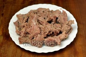 За это время мясо должно отстать от костей, если баранина от молодого барашка. Мясо отделяем большими кусками и отправляем назад в кастрюлю. Если мясо до конца не отделилось, можно положить косточки, пусть доходят во время приготовления супа.