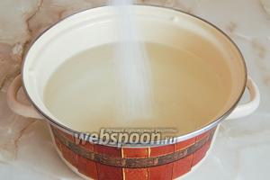 В кастрюлю вливаем воду и кипятим её. В кипяток засыпаем сахар, размешиваем до растворения крупинок.