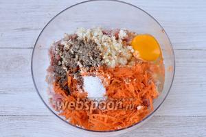 Забиваем одно куриное яйцо, солим и перчим по вкусу. Высыпаем морковь и ломтик размятого хлеба.
