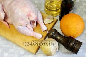 Для приготовления блюда взять куриные бёдрышки, апельсин, имбирь, лук, соевый соус, масло, перец.