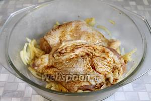 Отрезать куриные бёдрышки, промыть, осушить, положить в кастрюлю с маринадом, для которого смешать соевый соус, сок 1/2 апельсина, мелко нарезанный лук и имбирь, перец. Дать помариноваться от 15-20 минут (можно даже на ночь поставить).