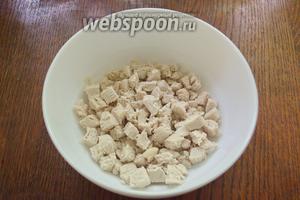 Отварную куриную грудку нарезать на небольшие кусочки. Можно нарезать соломкой или кубиком.