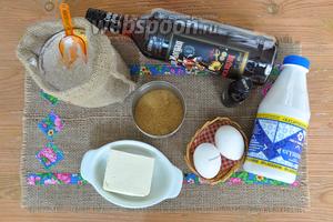 Для капкейков приготовим муку, масло, коричневый сахар, тёмный ром, ванильный ликёр, яйца, разрыхлитель, молоко, сгущёнку.