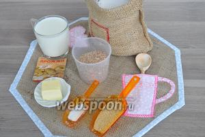 Приготовим продукты: 2 вида муки пшеничная и хлебопекарная, в ней больше клейковины, если использовать пшеничную, то можно добавить чайную ложку панфарина (это добавки для домашней выпечки). Потребуется также сахар коричневый, молоко, отруби пшеничные, масло сливочное, дрожжи.
