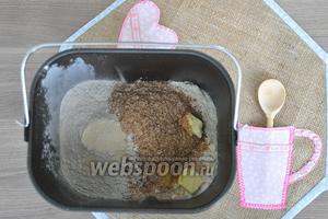 Добавить все ингредиенты в ведёрко для теста и поставить в печь. Выбрать режим «Белый хлеб», «Большая булка», «Средняя зажарка». Время поставится автоматически. Нажать кнопку «Пуск». Использую хлебопечь PHILIPS HD 9016.