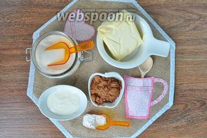 Для торта приготовим муку, какао, масло, сахар, сметану жирную, орехи грецкие по желанию, я использую пекан. Для крема ещё понадобится варёная сгущёнка, кофе очень мелкого помола.
