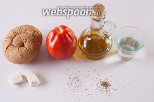 Что очень принципиально в ингредиентах для дакос —для них нужен мясистый помидор типа «бычье сердце». Брать водянистые тепличные — портить всё дело!!! Хорошая замена — консервированные рубленные помидоры в собственном соку (которые используются для пиццы).
Сыр, если есть такая возможность, нужно брать настоящую фету, из козьего-овечьего молока. Потому что фета в дакос — это не только сыр, но и приправа. И конечно сами булочки.