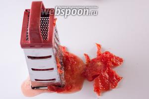 Пока булочки пропитываются, мы трём на крупной тёрке помидор (поэтому и нужно брать что-то вроде «бычьего сердца» — менее мясистые сорта будут давать сок, а не нужную нам мякоть).