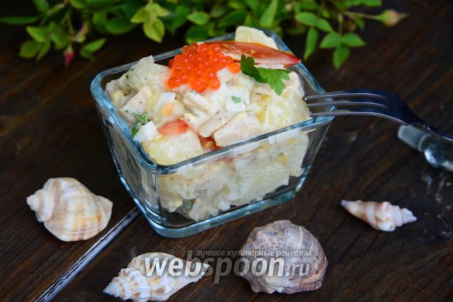 Фото Тёплый салат из картофеля и консервированного кальмара