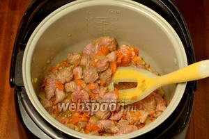 Добавляем нарезанную кусочками баранину (жир и плёнки я удалила), обжариваем, чтобы появилась румяная корочка. Программу «Жарка» выключаем.