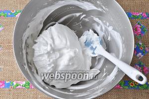 Из оставшегося сахара и 50 мл. воды сварить сироп, до пробы на «мягкий шарик». Взбить белки в крепкую пену, и, не переставая взбивать, влить горячий сироп. Взбивать, пока белки не увеличатся в объёме.