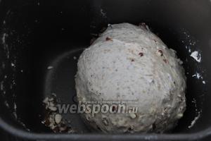 Когда прозвучит сигнал для загрузки наполнителей, добавим орехи. Более печь до окончания программы открывать не будем.